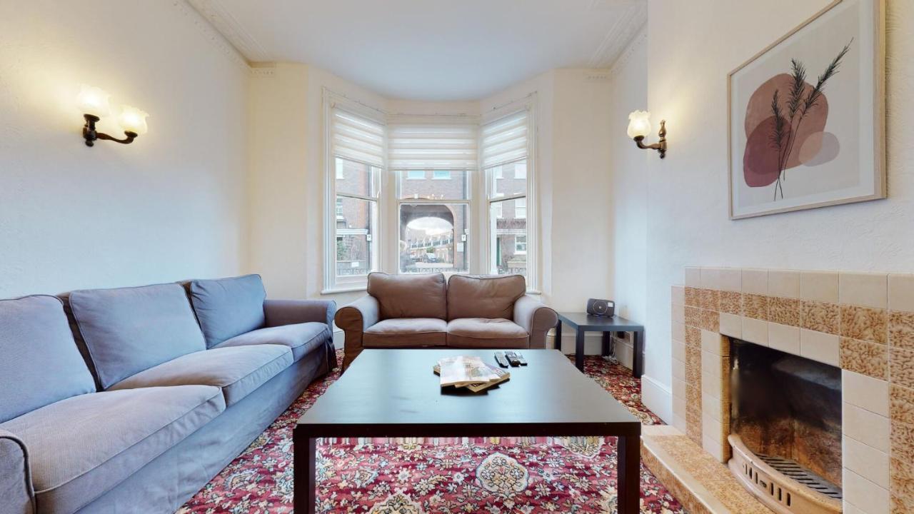 Cheerful 4 Bedroom Victorian House With Back Courtyard 런던 외부 사진